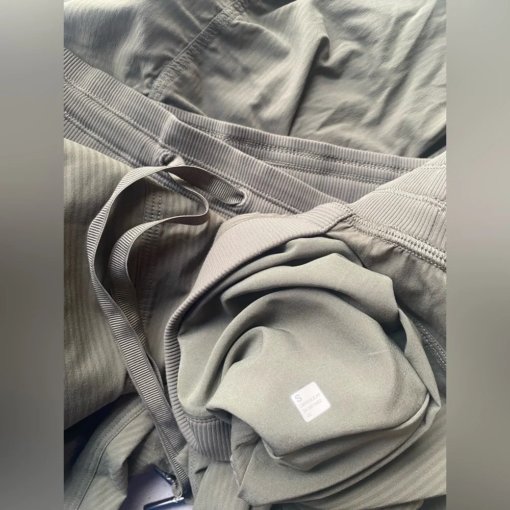 Lululemon Dance Studio Relaxed-Fit Mid-Rise Cargo Pant - Picture 7 of 8